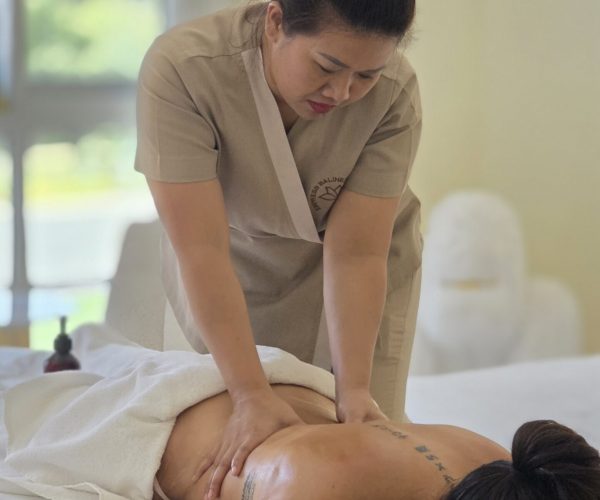 Empress massage therapist doing a balinese massage in dubai