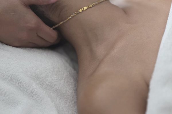 neck massage in dubai by empress therapist
